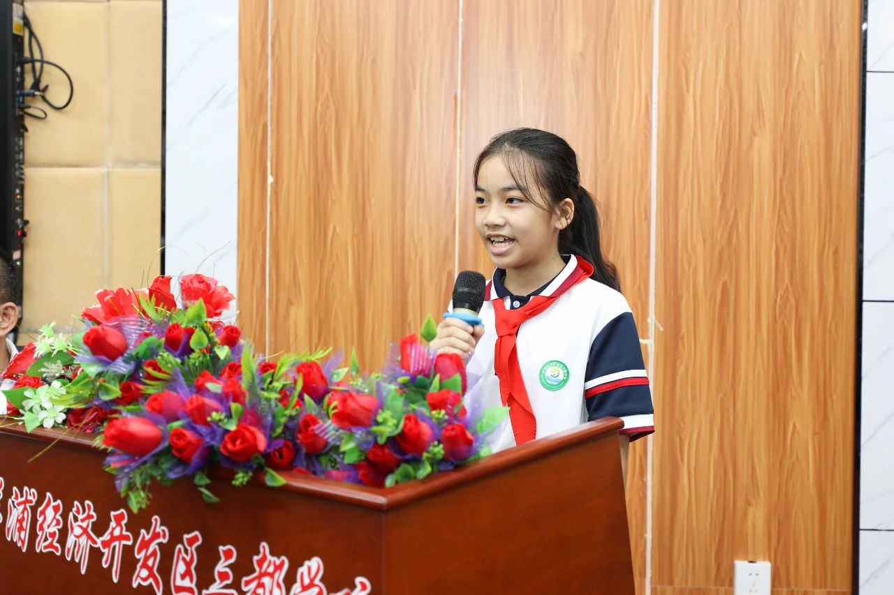 ��ůУ԰ �ذ����� ��˹�ؿ�չ��һ��ͯ�ڹ�������3.jpg