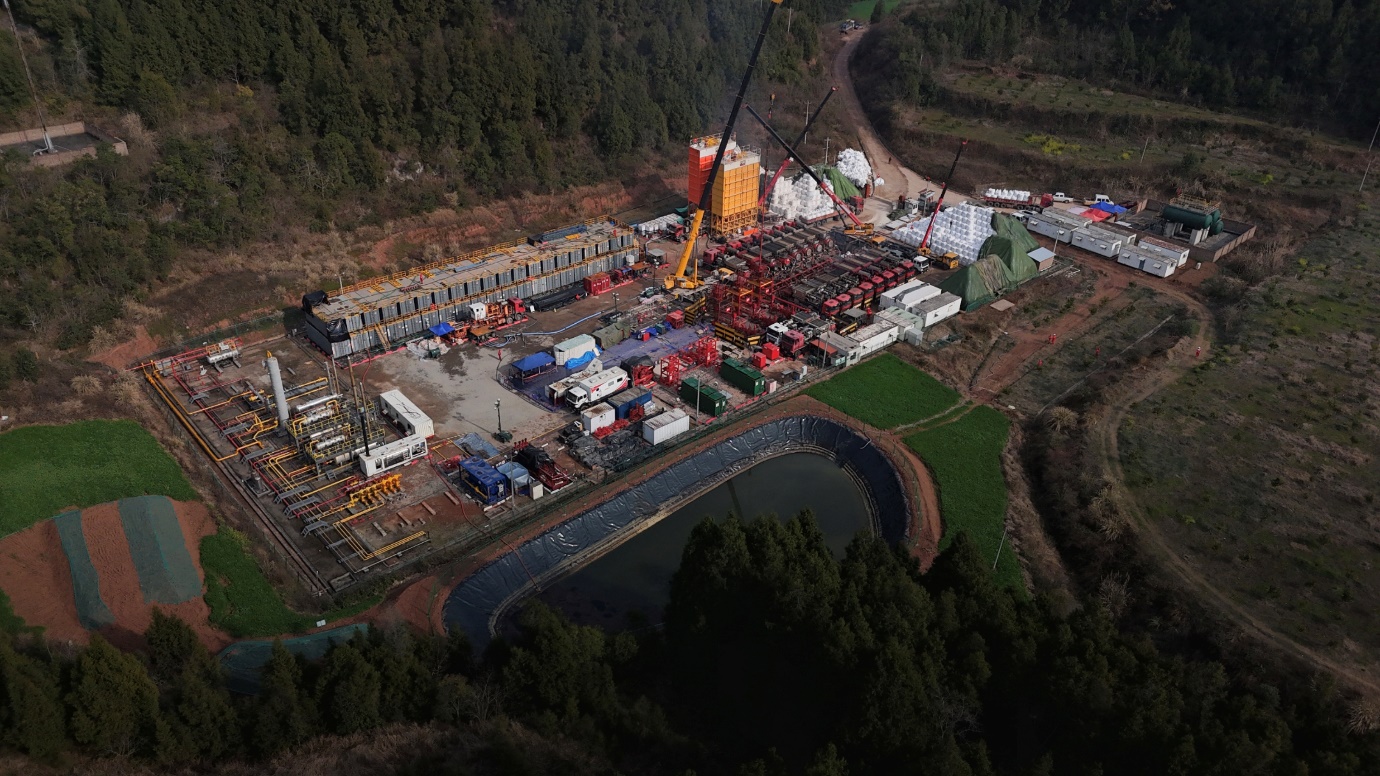 1739946330717067.jpg Âå¿ËʯÓͰ˽dz¡2025ÄêÊ׳¡´óÐÍѹÁÑÊ©¹¤Ô²ÂúÍê³É.jpg