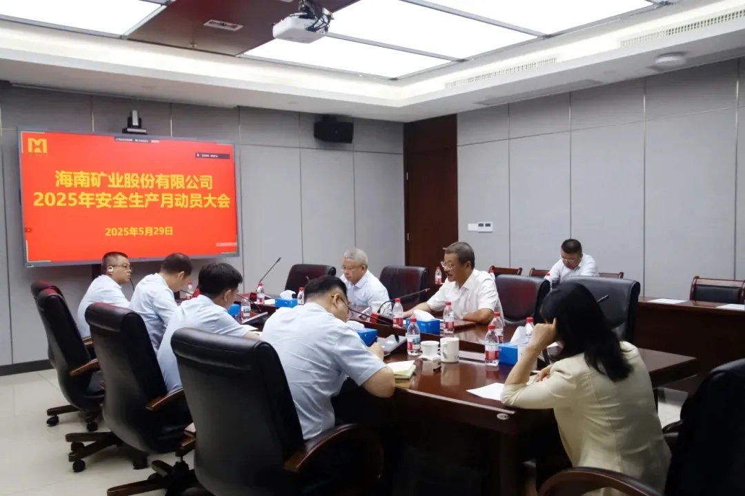 ���θ����������徲���� ��˹�ء��徲�����¡��Բ���չ�